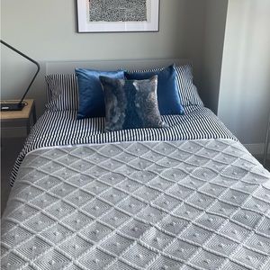 OAKE bedspread/ coverlet F/Q